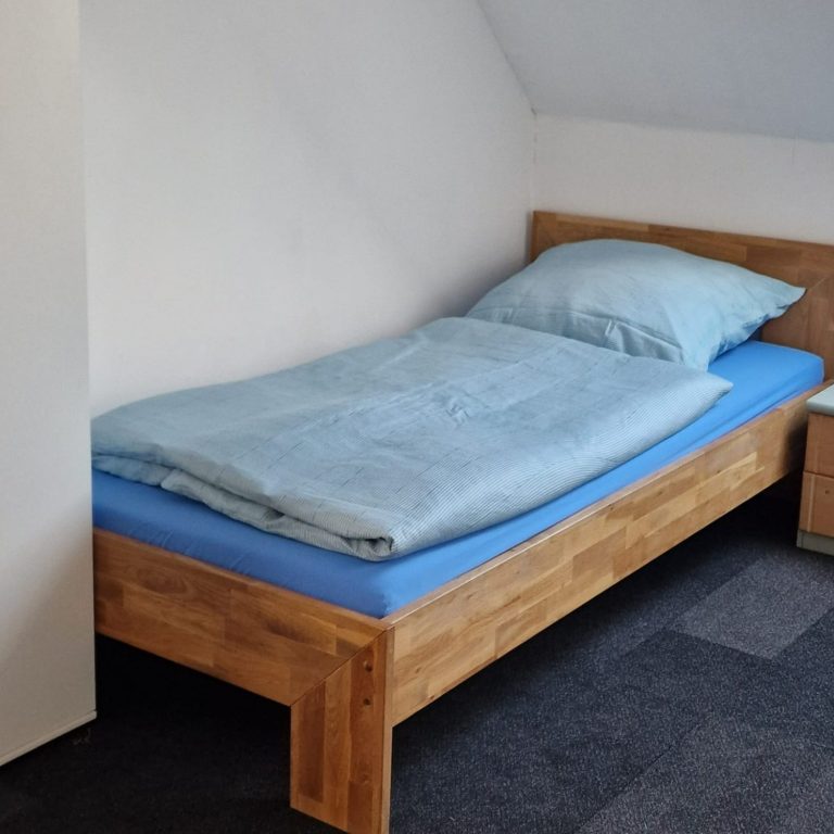 Einzelbett der Monteurunterkunft im OG